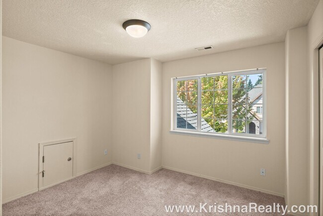 Building Photo - Beautiful 3 Bedroom | 2.5 Bathroom Single Family Home | 1 large bonus room | Located In Quiet Cas...