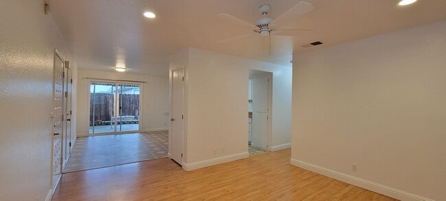 Building Photo - Quiet Cul de Sac With RV Parking in North Redding