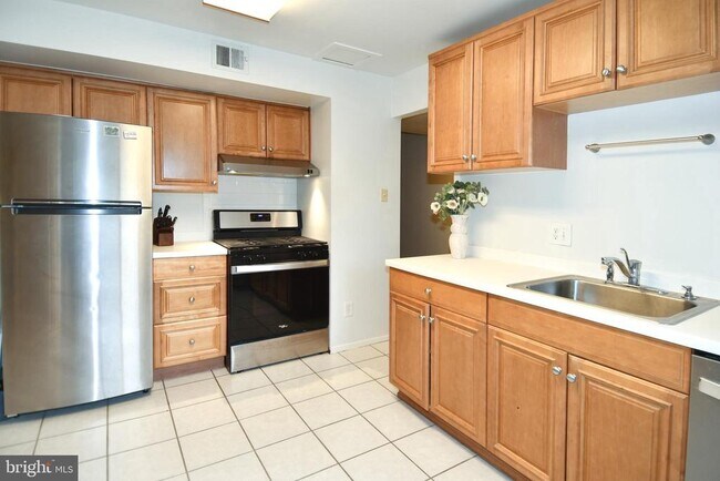 Building Photo - 1672 Parkcrest Cir