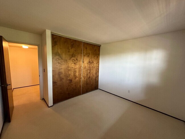 Building Photo - Expansive House in the Monclair Village, Q...