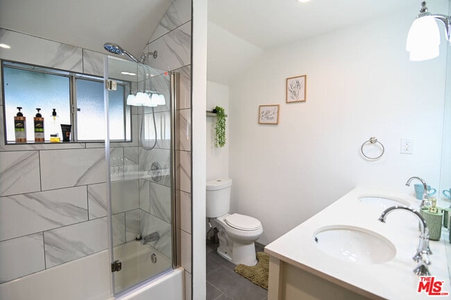 Building Photo - 1600 N Kingsley Dr