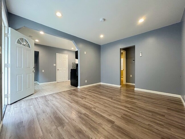 Building Photo - 6048 Seville Ave