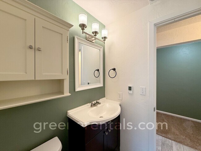Building Photo - 3BD/1.5BA in Desired West Olympia Location