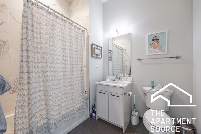 Building Photo - 2247 W Lawrence Ave