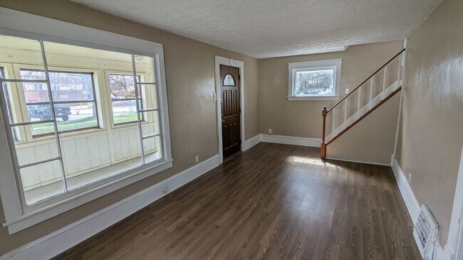 Building Photo - Discover this well-maintained 3-bedroom, 1-bath home in Akron
