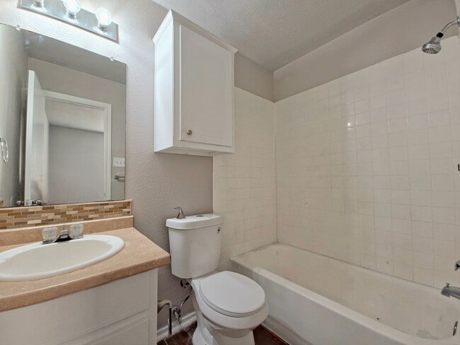 Building Photo - Cozy 3 bed 2 bath in Northridge