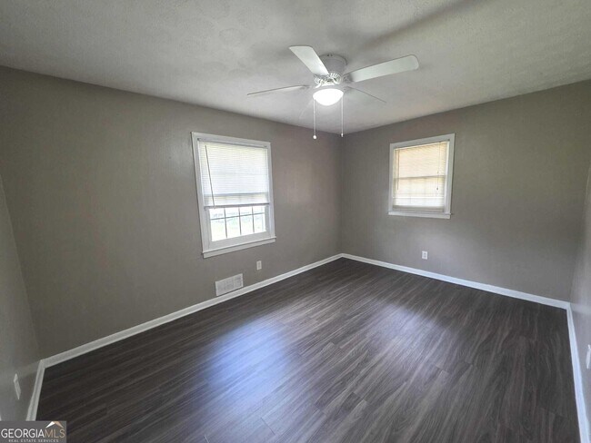 Building Photo - 707 Battle Creek Rd