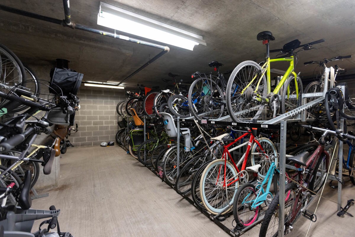 Building Photo - 933 W Van Buren St