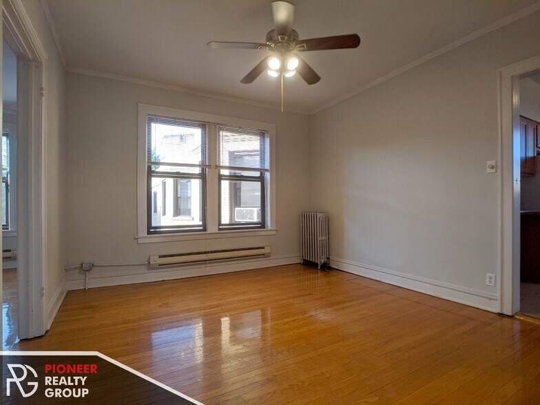 Building Photo - 1129 W Oakdale Ave