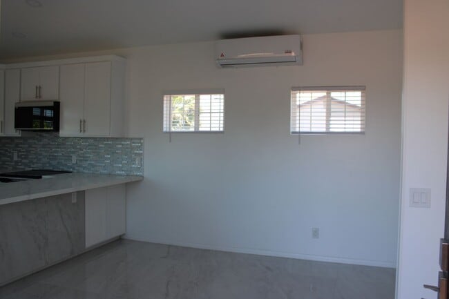 Building Photo - 2 Bedroom, 1 Bathroom Apartment