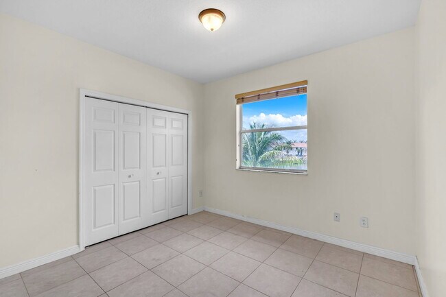 Building Photo - 5149 SW 137th Ave