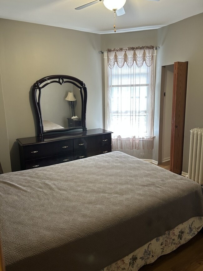 Building Photo - 5107 W Cullom Ave