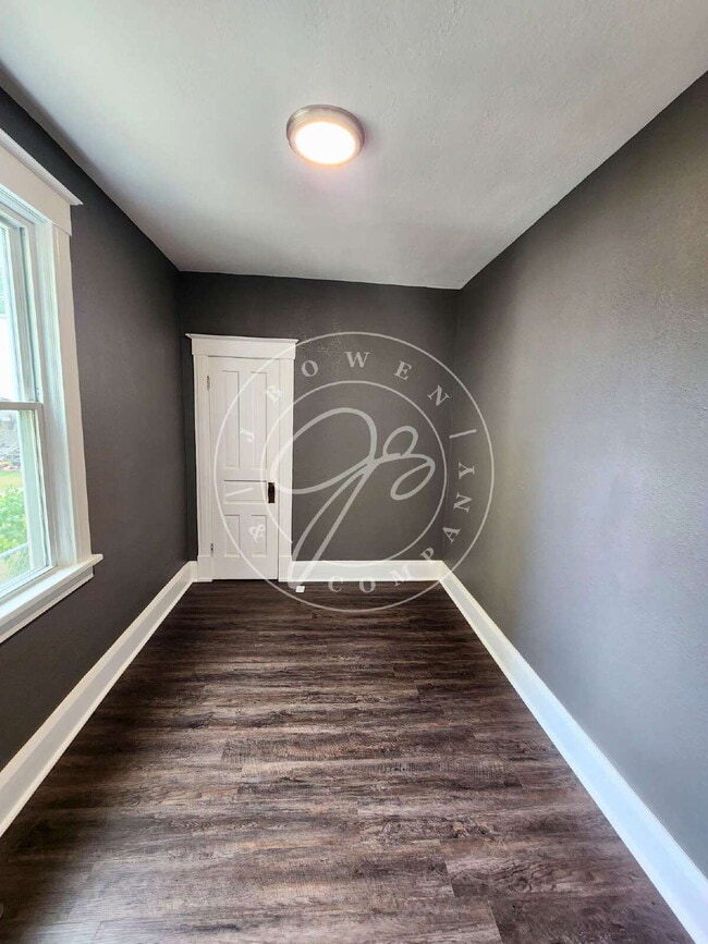 Building Photo - Charming 1-Bedroom-No transferring of util...