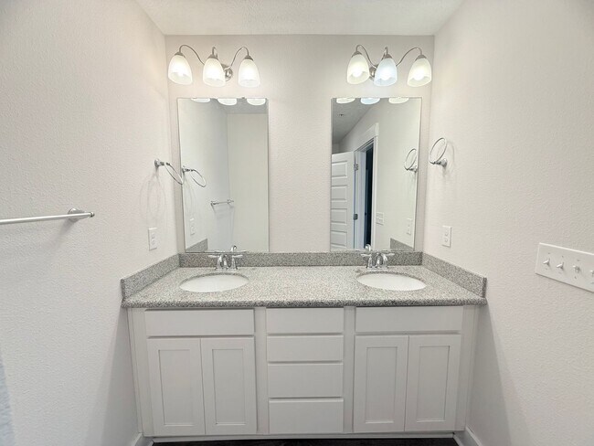 Building Photo - Stunning Townhome – Prime Pensacola Location