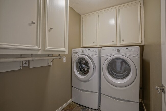 Building Photo - 2108 Lakeway Dr