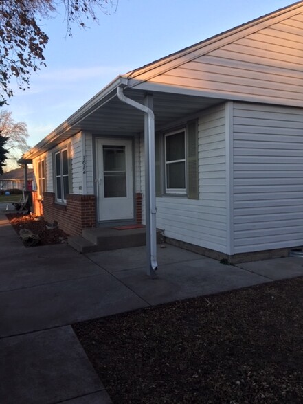Private Entrance - 1672 Ford Pkwy