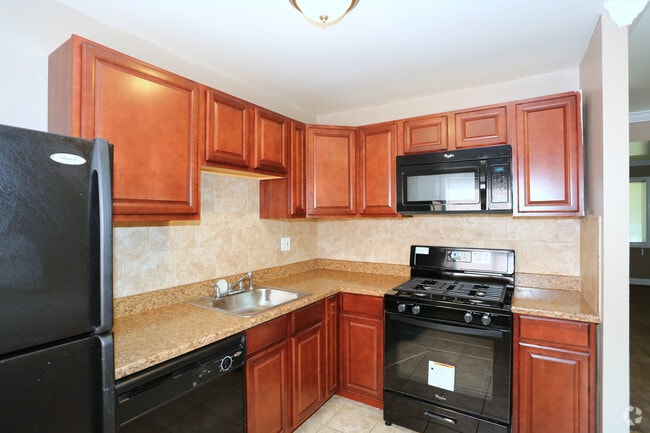Kitchen - Oak Creek Apartments