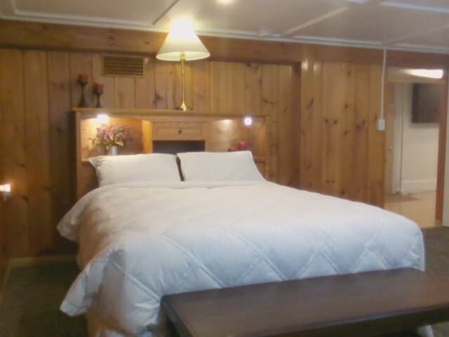Queen Bed/Oak headbd. - 102 W College St
