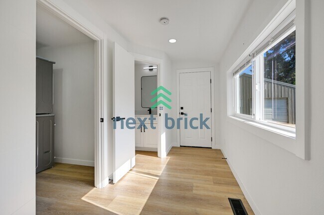 Building Photo - 215 S 107th St