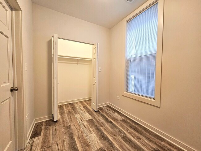 Building Photo - 2216 W 21st Pl