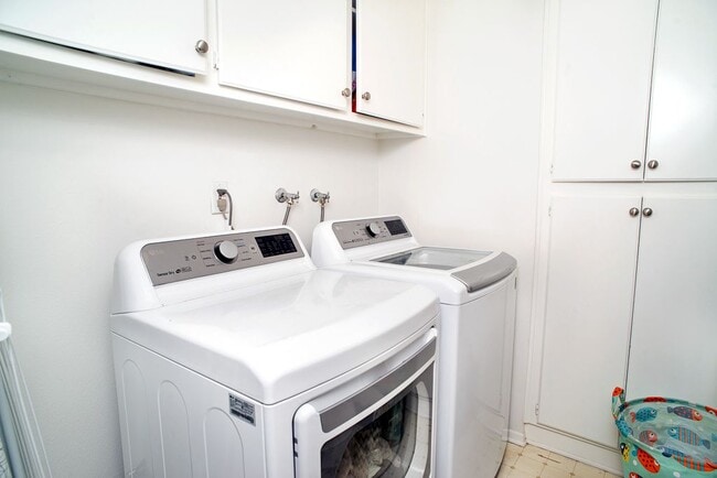 Building Photo - 18200 Andrea Cir S