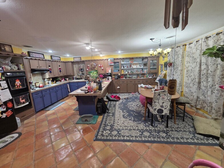 Building Photo - 1804 W Ave H