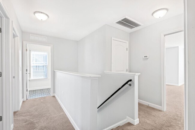 Building Photo - Bright & Spacious End-Unit Townhome in Flo...
