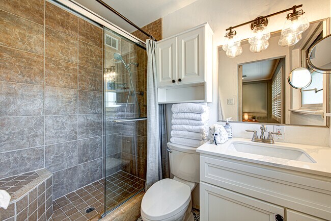 Main bedroom en suite bath - 3344 N 62nd Plz