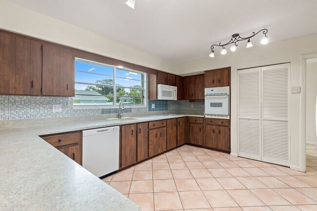 Building Photo - Spacious 4 Bedroom Ormond Beach Home with ...