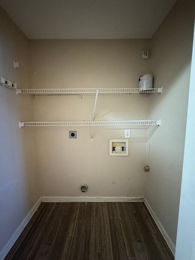 Building Photo - Cozy Single Family Home!!