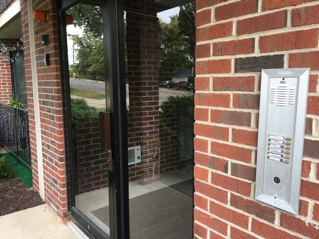 Building Photo - 616 E 5th Ave