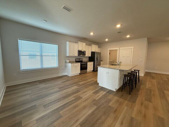 Building Photo - Pensacola - Kaheeley Ridge - 4 bedroom, 3 bathroom - lawn care included