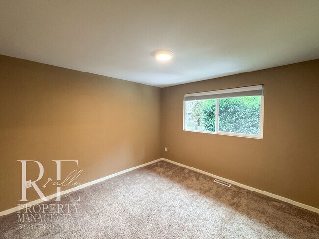Building Photo - Modern Split-Level Home with Two Living Spaces & Expansive Yard in Port Orchard