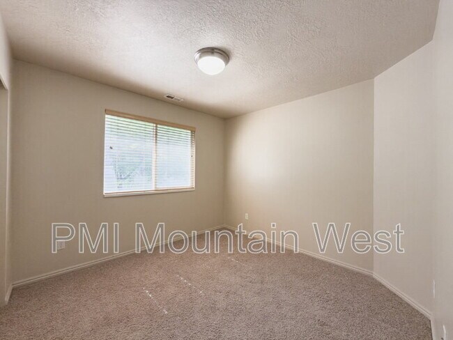 Building Photo - 955 Alton Dr