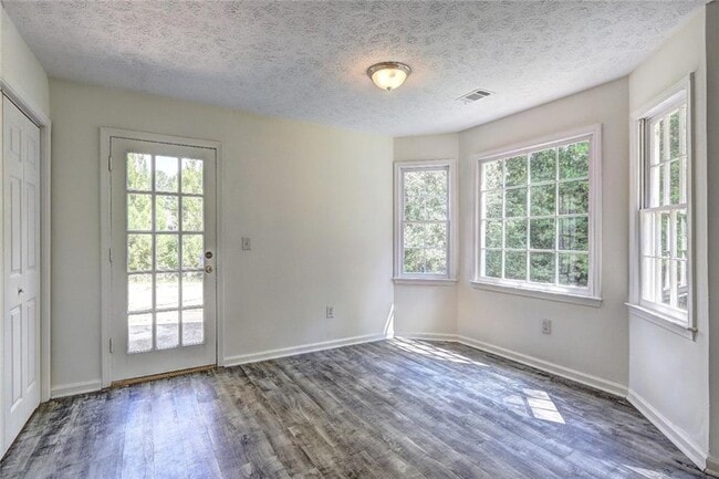 Building Photo - 9166 Tara Dr SW