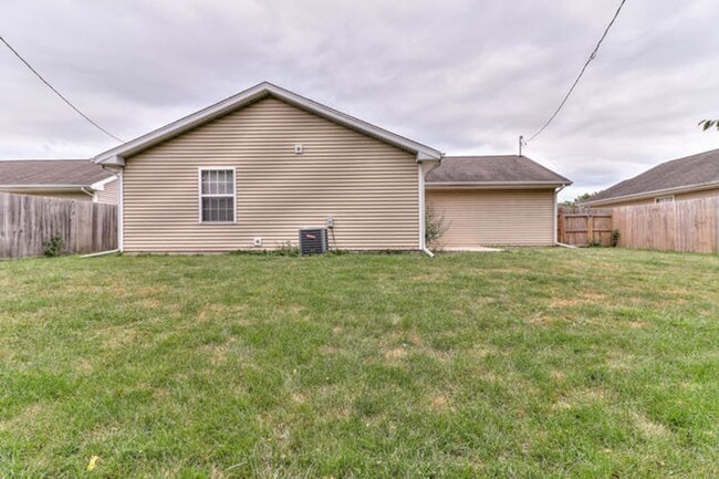 Building Photo - Spacious 3 bedroom, 1 bath home in Urbana ...