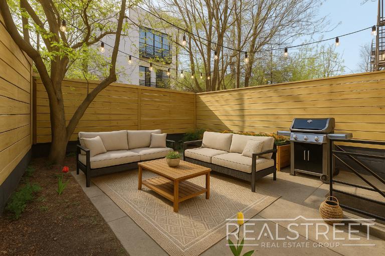 Building Photo - STUNNING 4+ BED 3 BATH DUPLEX + YARD IN PRIME BUSHWICK TOWNHOUSE