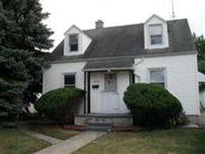Building Photo - 3 Bedroom, 1 Bath Home Move-In Ready! Sec....