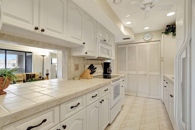 Building Photo - 330 SE 20th Ave