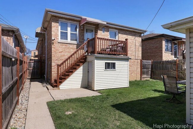 Building Photo - 5814 N Elston Ave