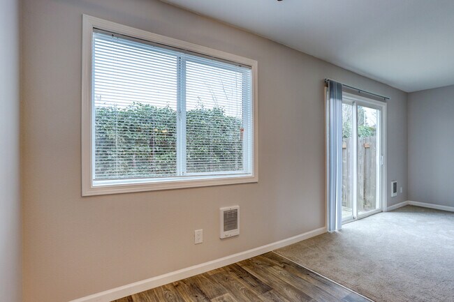 Building Photo - Look no Further, Tyee offers a SUPER 1bed/...