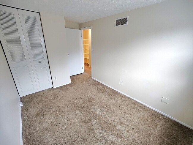 Building Photo - *Well-Maintained 3BD/1.5BA Townhouse Available in West Mifflin*