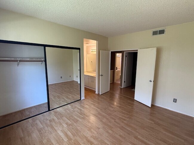 Building Photo - 2-Bedroom, 2-Bathroom Ground Level Condo in Hercules