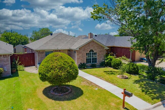 Primary Photo - Cute 3 bed, 2 bath home in Grand Prairie