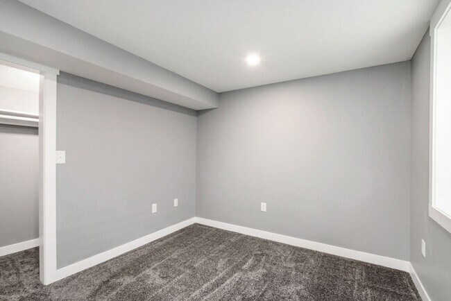 Building Photo - 1801 Elaine Dr