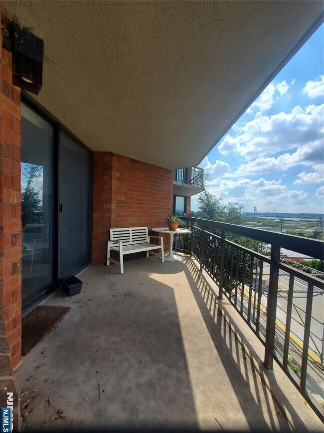 Building Photo - 240 Harmon Cove Tower