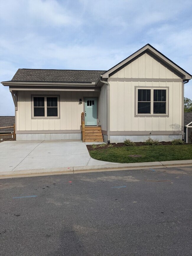 Building Photo - Weaverville Rental!