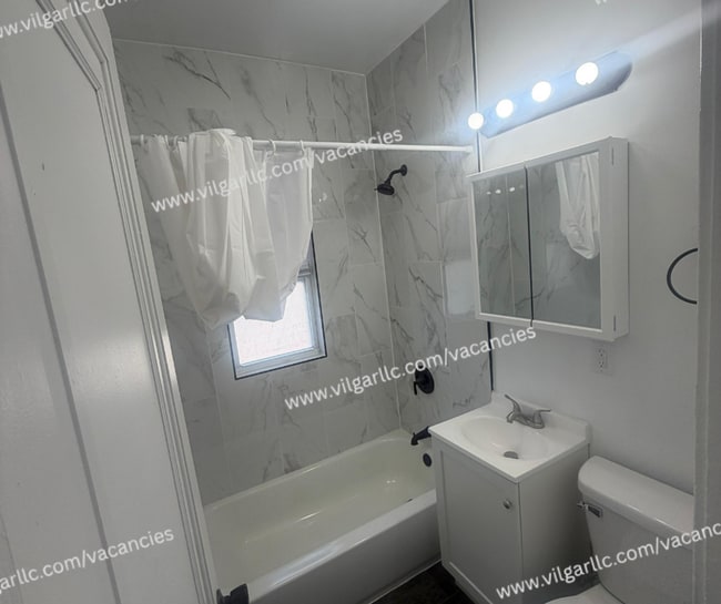 Building Photo - For Rent - Spacious 3 Bed/2 Bath Home