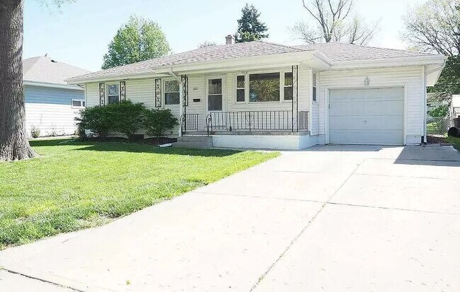 Patio, single car garage, 2 car-wide driveway - 1907 N 84th St