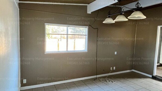 Building Photo - 3 bedroom/ 1.5 bathroom home with a detach...